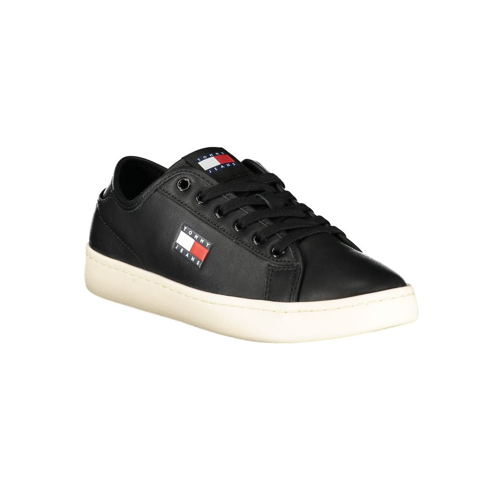 Sneakers pour femmes Tommy Hilfiger en polyuréthane noir, style décontracté avec semelle blanche et design moderne.