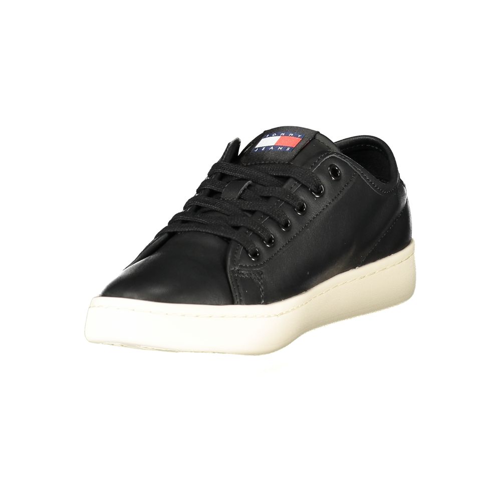 Sneaker pour femmes Tommy Hilfiger en polyuréthane noir, style décontracté avec semelle blanche, vue de côté.