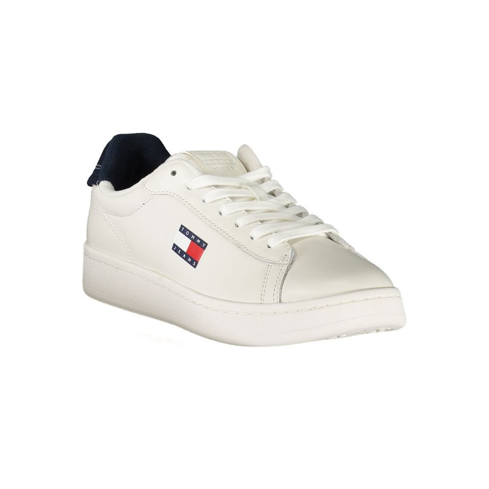 Sneakers en polyuréthane blanches pour femmes de la marque Tommy Hilfiger, avec design moderne et détails élégants.