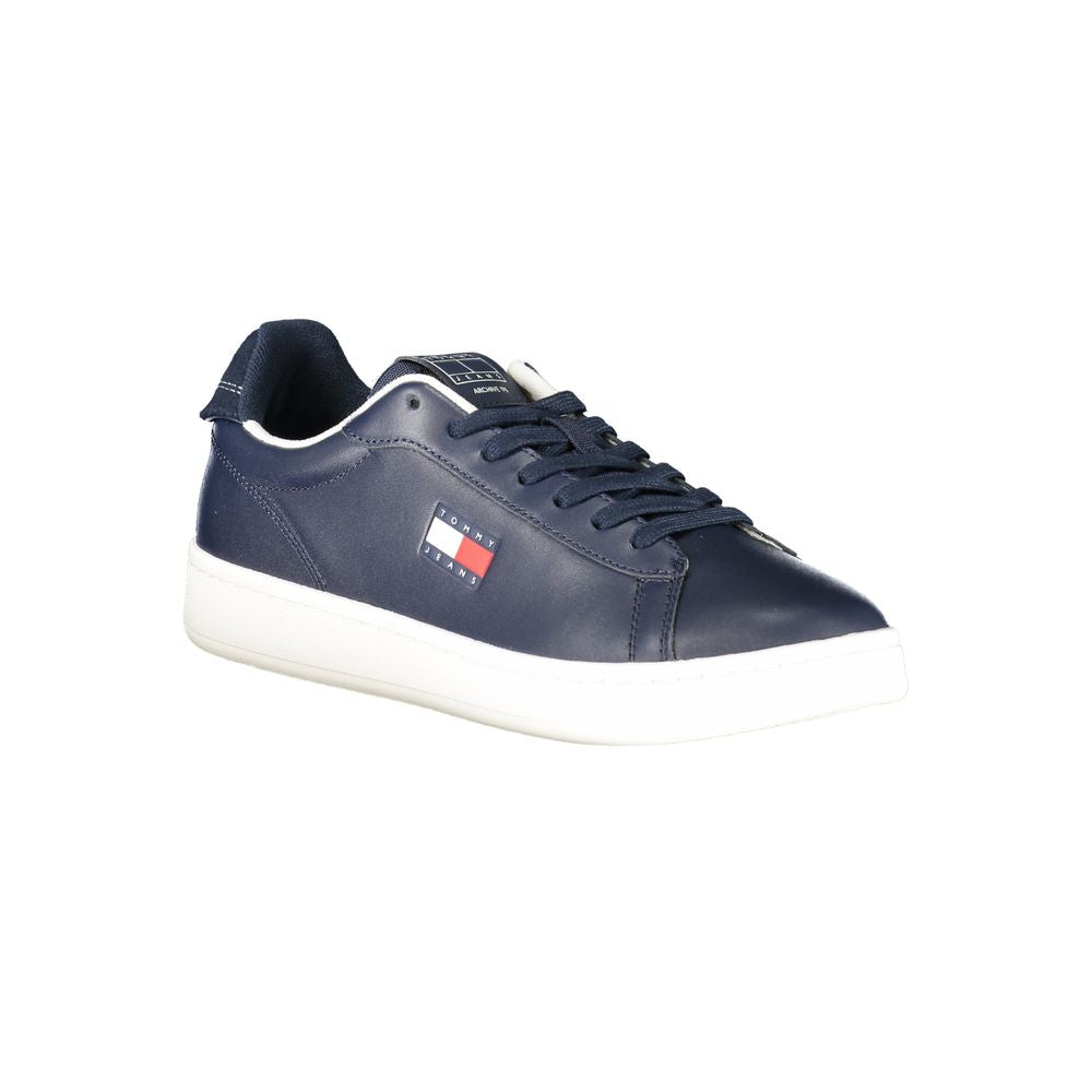 Sneakers hommes en polyuréthane bleu Tommy Hilfiger, style décontracté avec semelle blanche et design moderne.