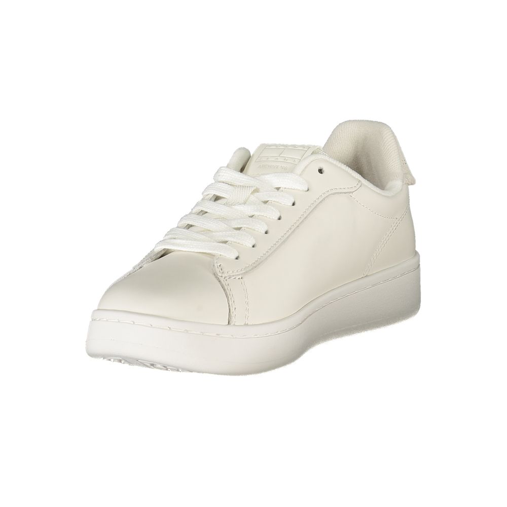 Sneakers pour femmes Tommy Hilfiger en polyuréthane blanc, style décontracté avec semelle blanche et design moderne.