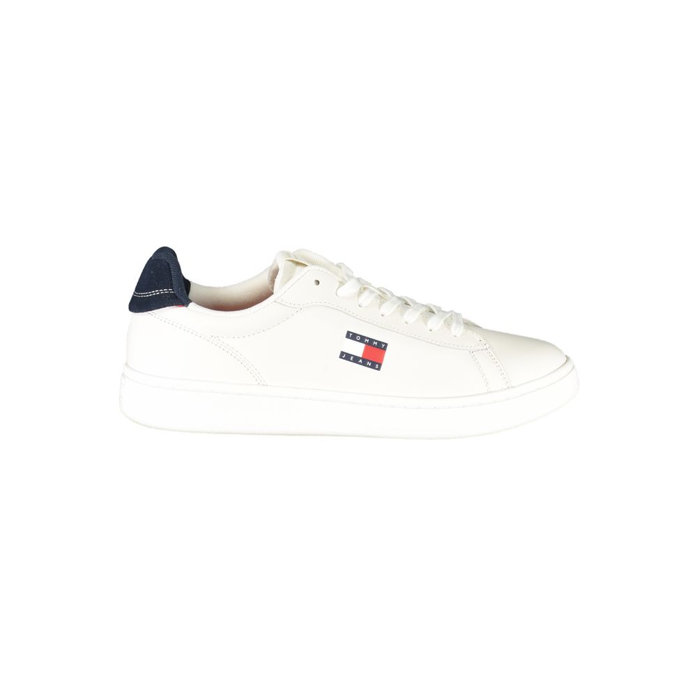 Sneakers en polyuréthane blanches Tommy Hilfiger pour homme, style décontracté et moderne, visible sur l'image.