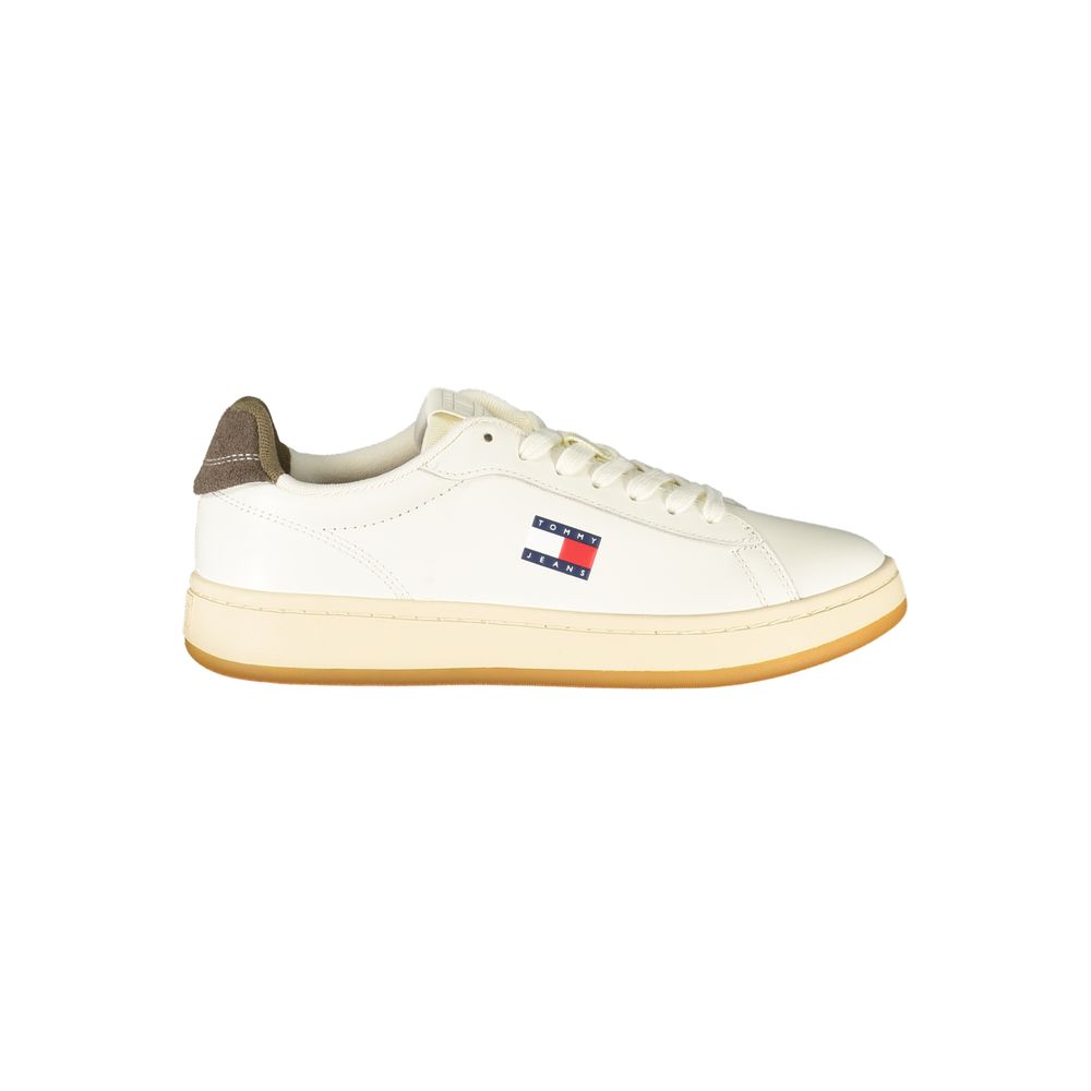 Sneakers blanches en polyuréthane pour femmes de la marque Tommy Hilfiger, vue de côté.