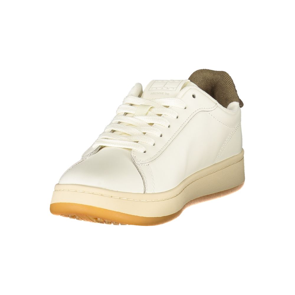 Sneakers pour femmes Tommy Hilfiger en polyuréthane blanc, style décontracté avec semelle blanche et design moderne.
