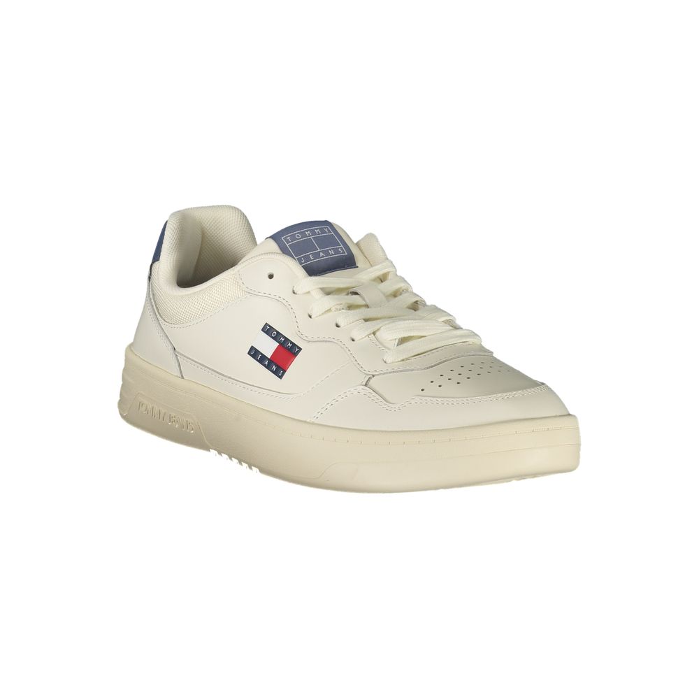 Sneakers blanches pour hommes en polyuréthane de Tommy Hilfiger, style décontracté et moderne, vue de face.