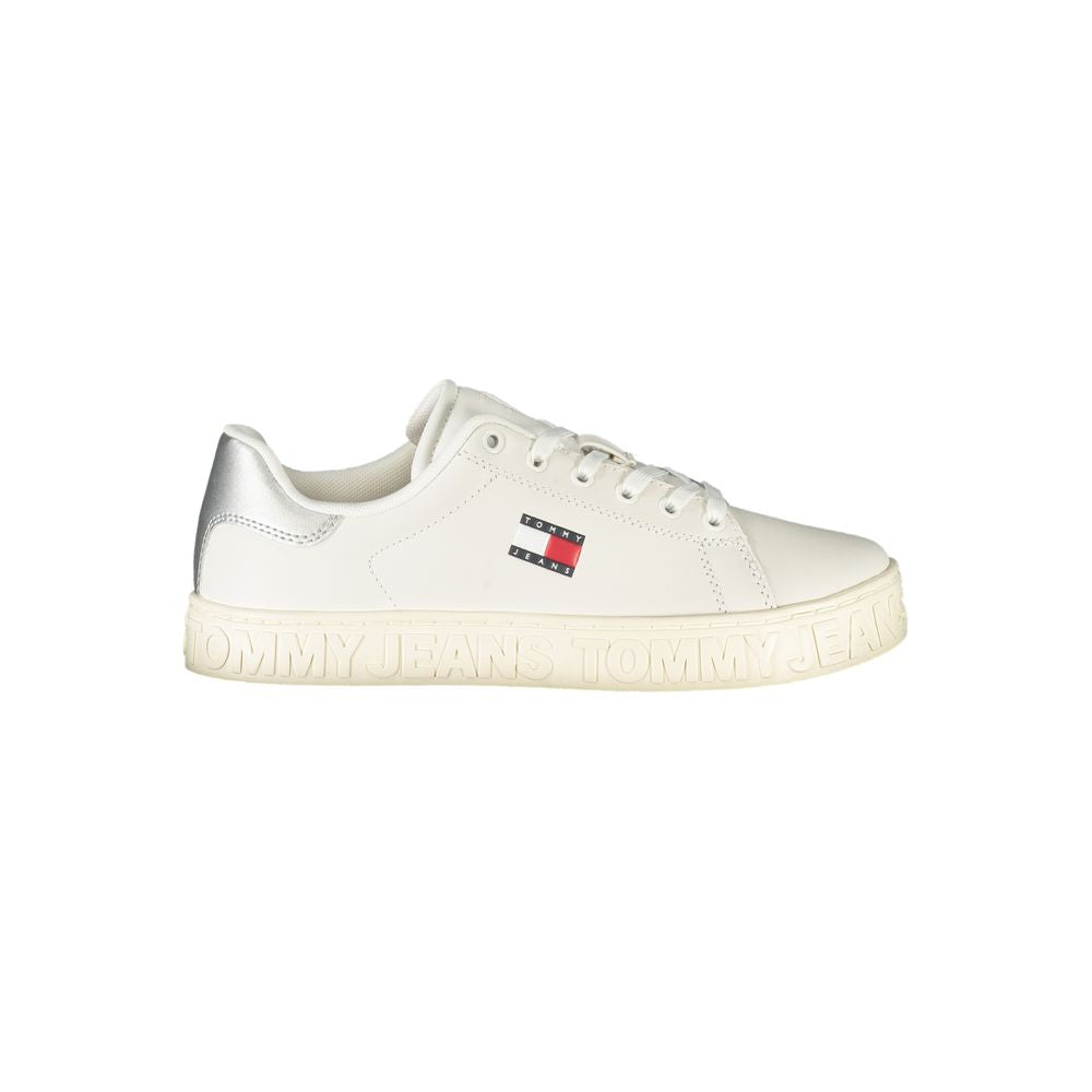 Basket Tommy Hilfiger Bianco en polyuréthane pour femmes, vue de côté, avec semelle blanche et design épuré.