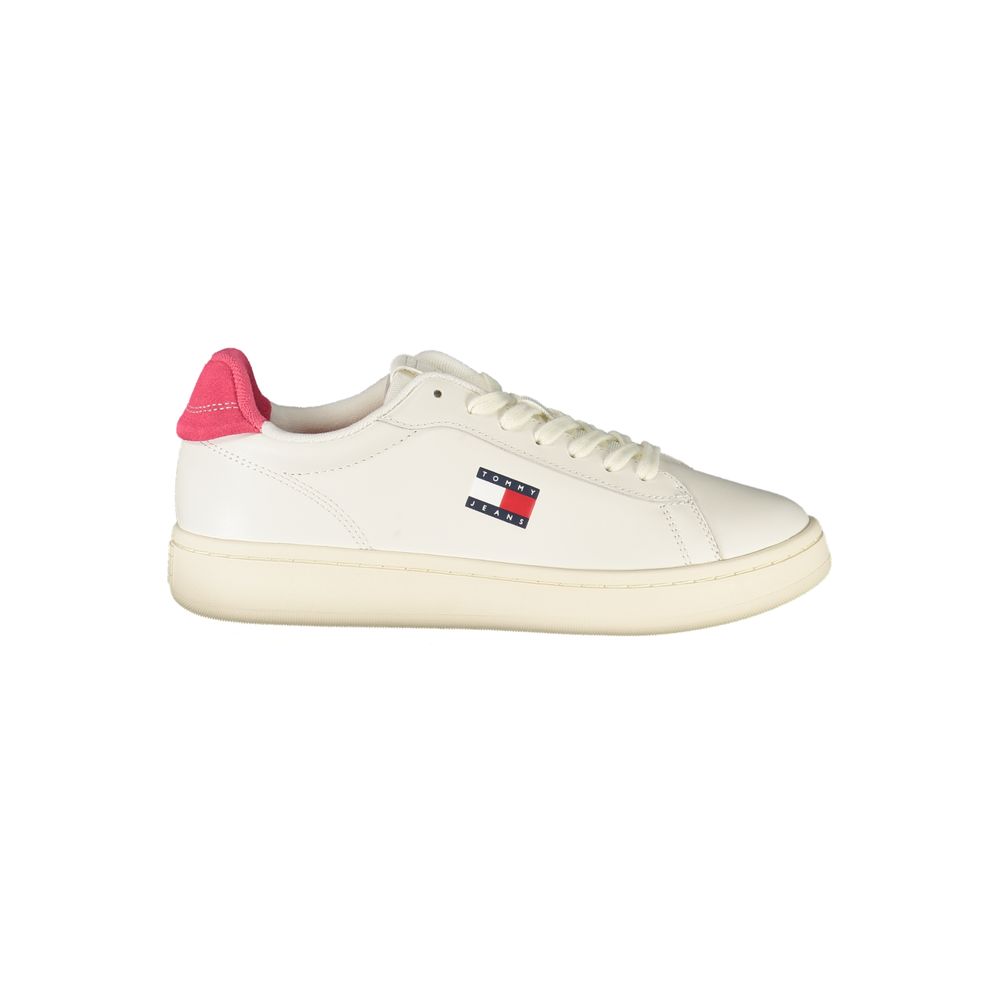 Sneakers blanches pour femmes Tommy Hilfiger en polyurethane, décontractées et modernes, sur fond neutre.