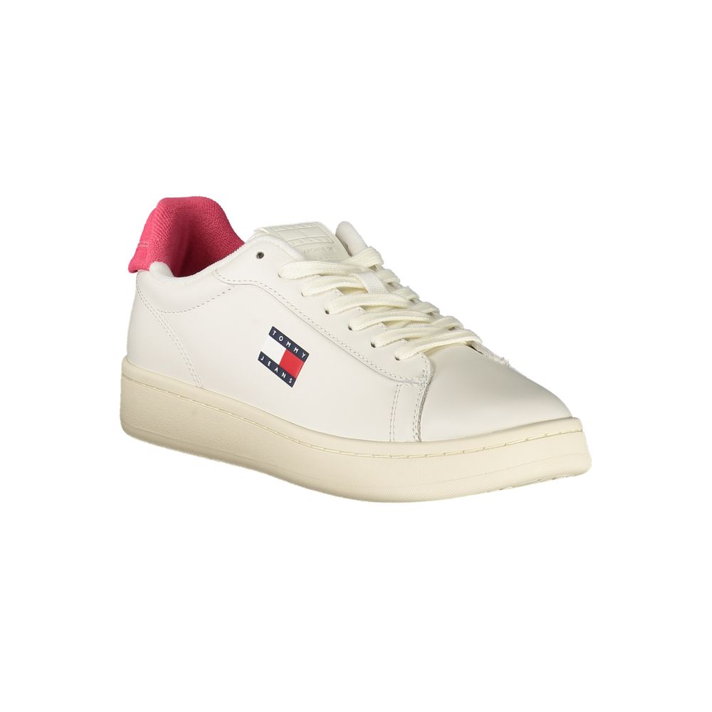 Sneakers blanches en polyuréthane pour femmes de la marque Tommy Hilfiger, confortables et tendance, visibles sur l'image.