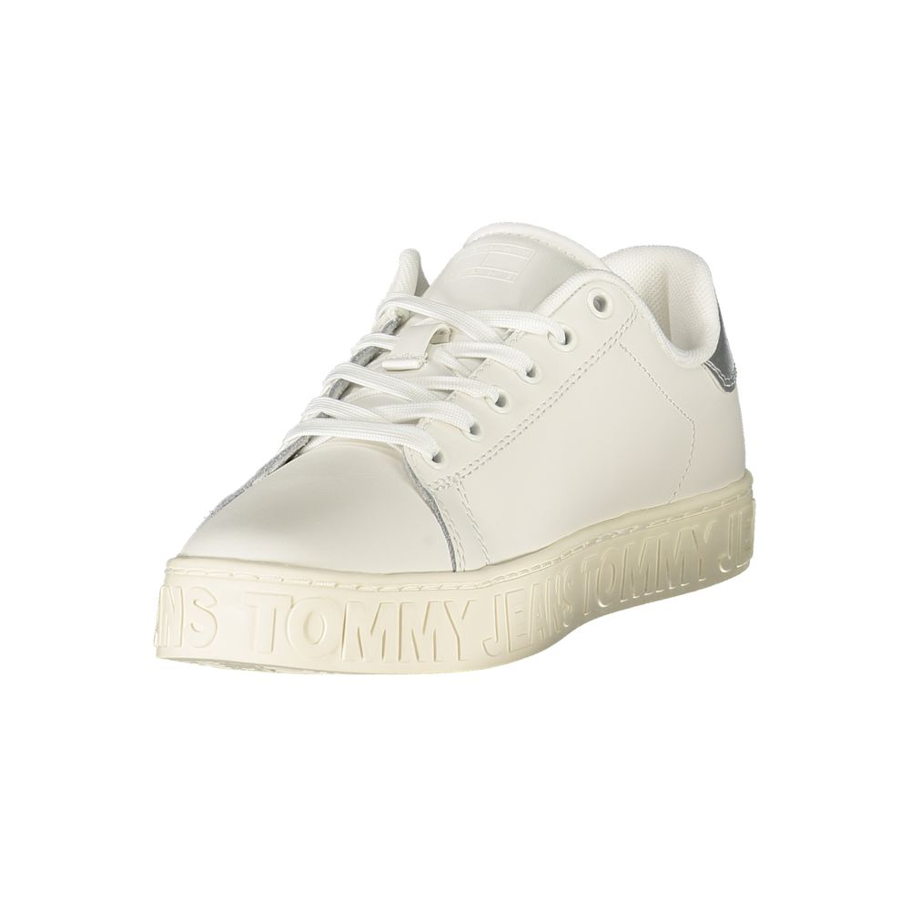 Sneakers blanches en polyuréthane pour femmes de la marque Tommy Hilfiger, vue de côté, avec détails modernes et confortables.