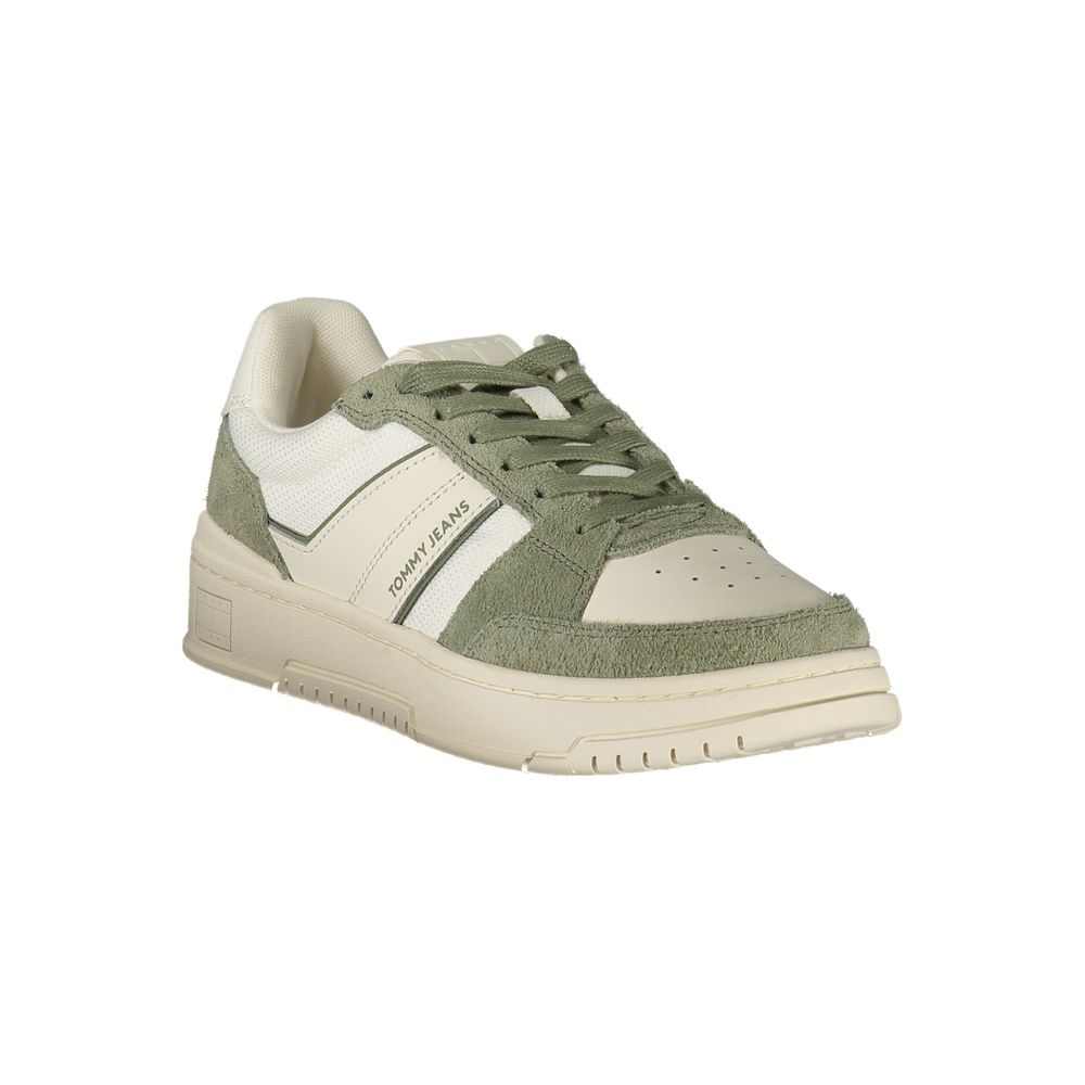 Sneakers blanches en polyester pour hommes de la marque Tommy Hilfiger, vue de face avec lacets et semelle blanche.