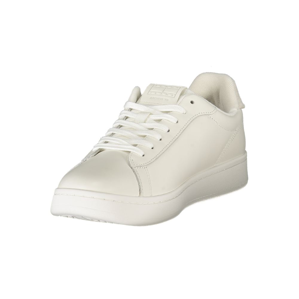 Chaussure sneaker blanche en polyuréthane pour homme de la marque Tommy Hilfiger, vue de côté.