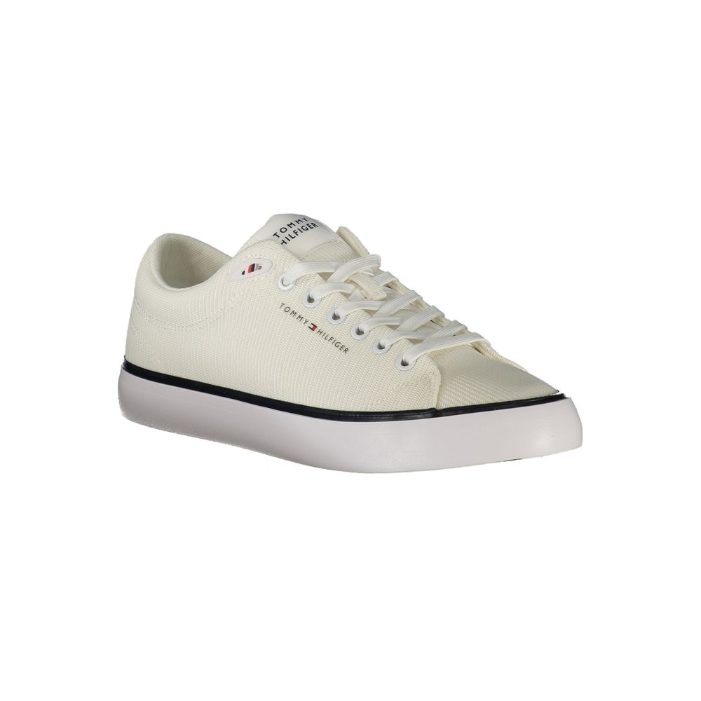 Sneakers pour hommes Tommy Hilfiger en polyester blanc, vue de face, avec détails de design et semelle blanche.