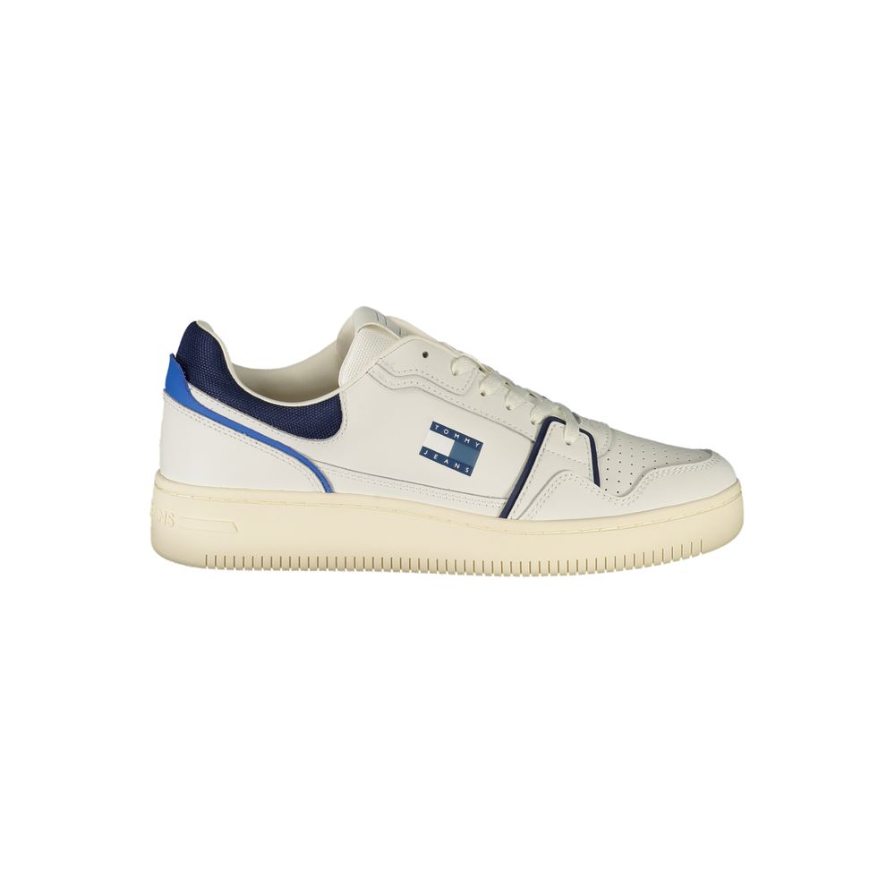 Sneakers blanches en polyuréthane Tommy Hilfiger pour homme, chaussures de sport élégantes avec design moderne et marque visible.
