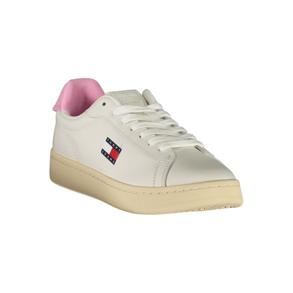 Sneakers blanches en polyuréthane pour femmes de la marque Tommy Hilfiger, avec design moderne et semelle blanche.