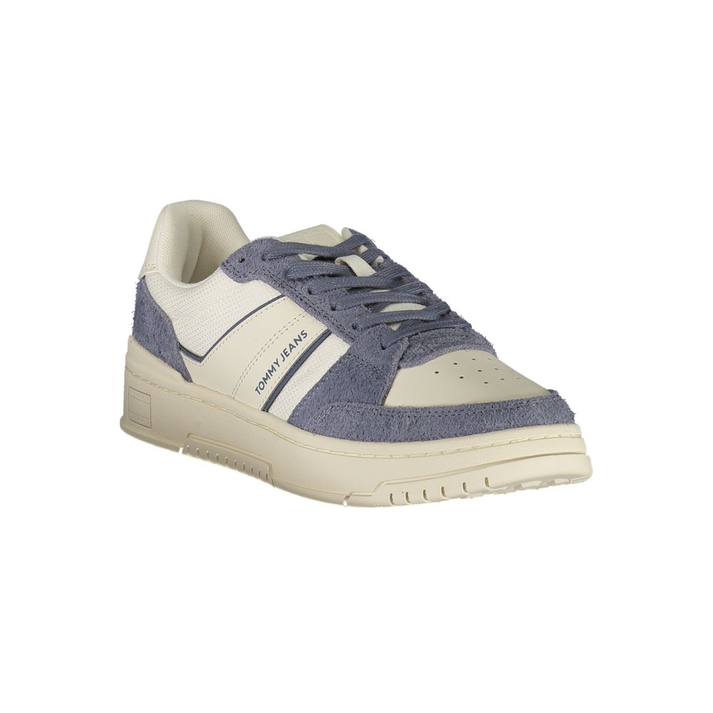 Sneaker en cuir blanc pour homme de Tommy Hilfiger, vue de face avec détails du design et du logo sur le côté.
