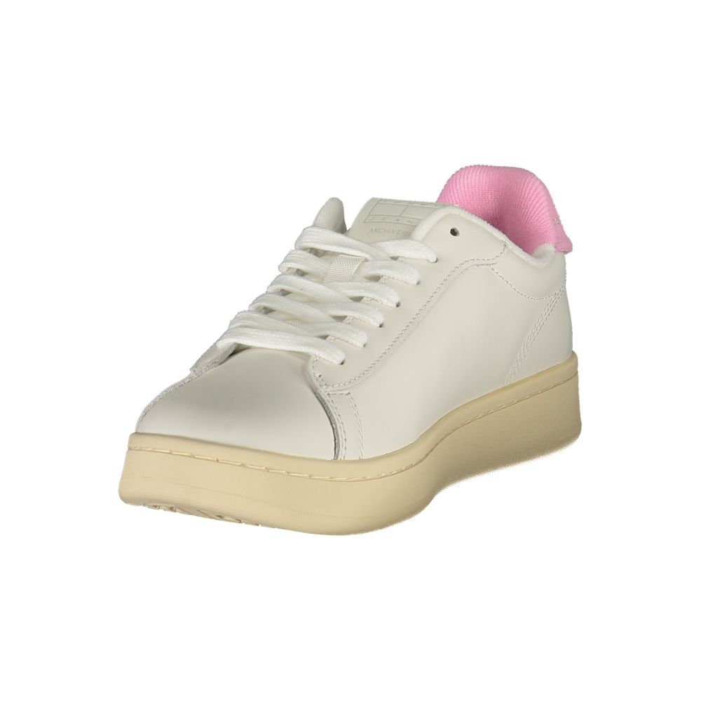 Sneakers pour femmes Tommy Hilfiger en polyuréthane blanc, avec design moderne et détails de marque visibles.