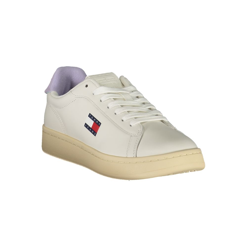 Sneakers blanches en polyuréthane pour femmes de la marque Tommy Hilfiger, avec design moderne et détails élégants.
