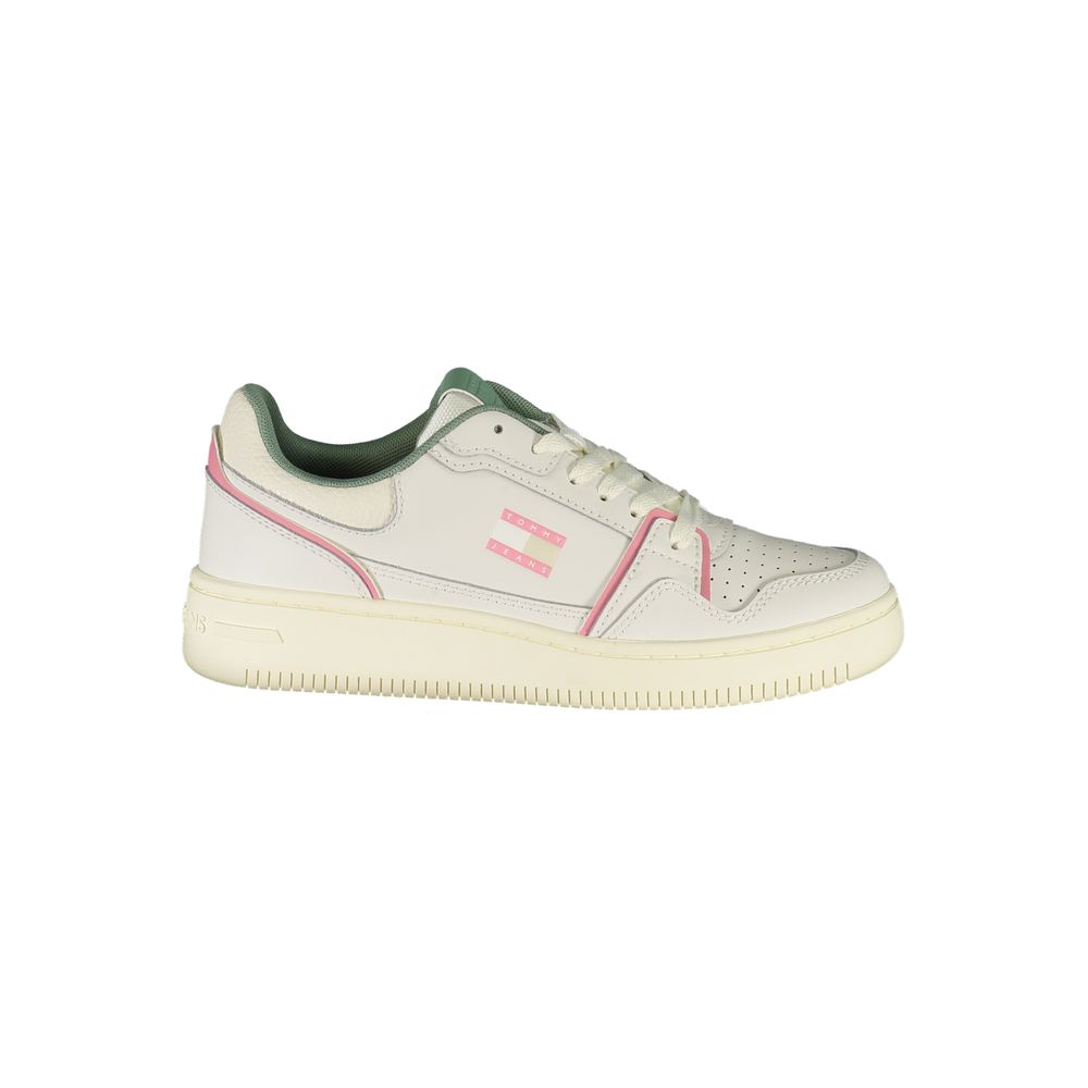 Sneakers blanches en polyuréthane pour femme de la marque Tommy Hilfiger, vue de côté.