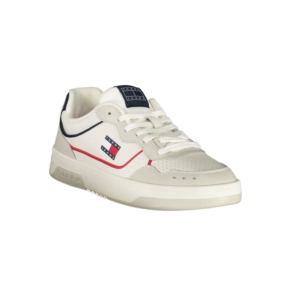 Sneakers blanches en polyuréthane pour homme de Tommy Hilfiger, élégantes et confortables, avec design moderne.