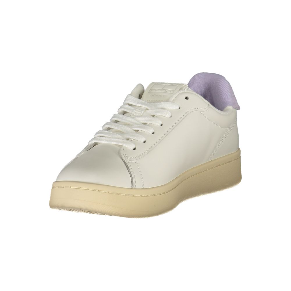 Sneakers blanches pour femmes Tommy Hilfiger en polyuréthane, vue de face avec semelle blanche et design épuré.