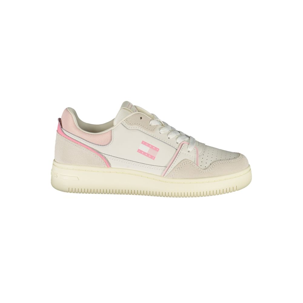 Chaussures sneakers blanches en polyuréthane pour femmes de Tommy Hilfiger, vue de côté, avec semelle blanche et design moderne.