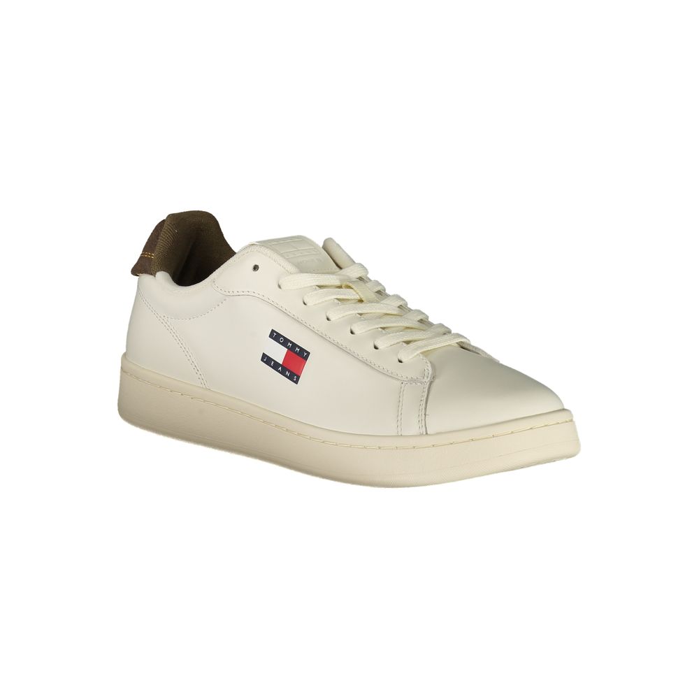Sneakers blanches en polyuréthane pour hommes de Tommy Hilfiger, vue de face, avec semelle blanche et design épuré.