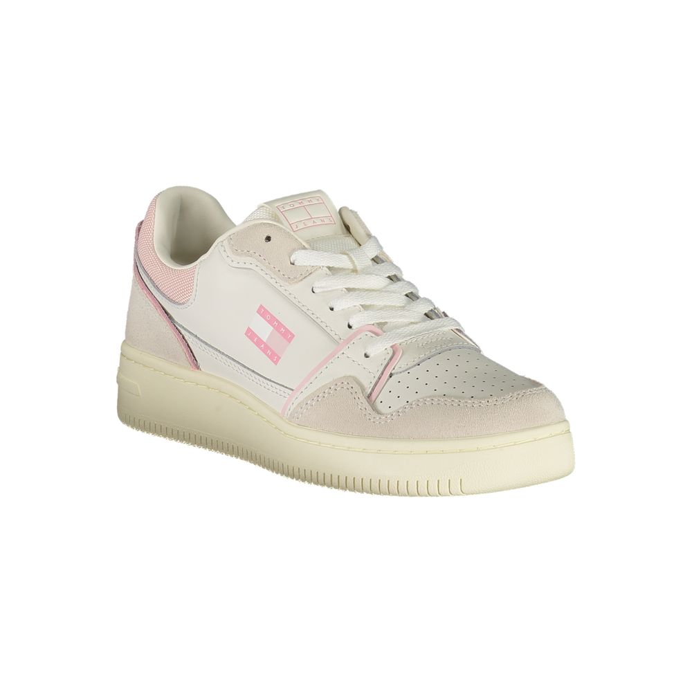 Sneakers blanches en polyuréthane pour femmes de la marque Tommy Hilfiger, vue de côté avec détails modernes.