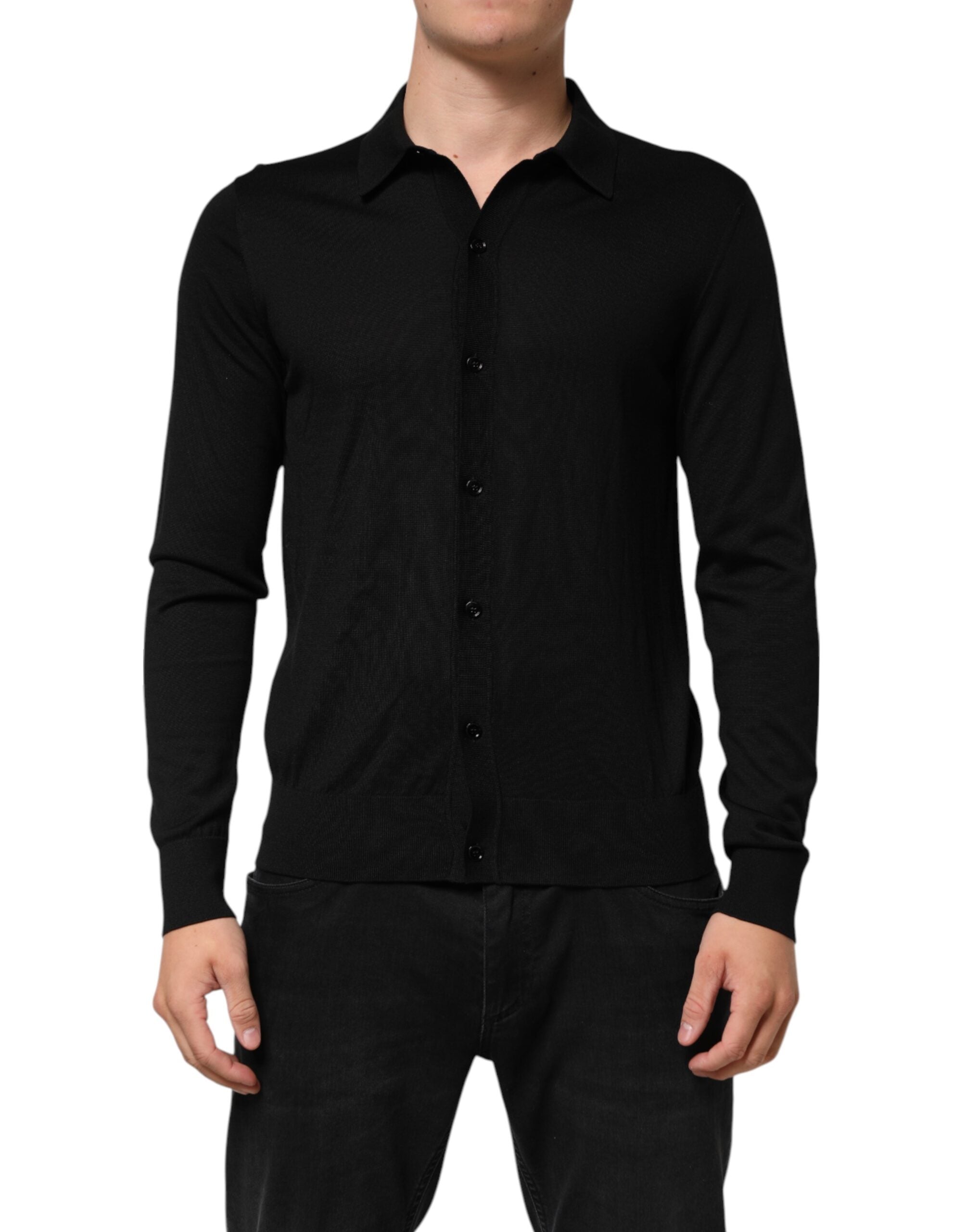 Pull léger en soie noire Dolce & Gabbana à boutons, style élégant et sophistiqué, visible détails du col et des manches.