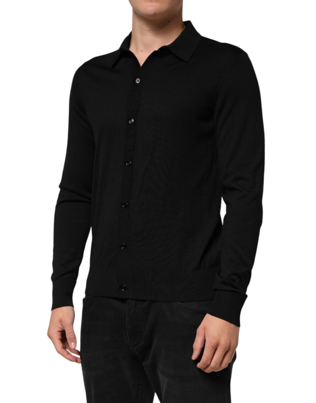Pull léger Dolce & Gabbana en soie noire avec boutons, style élégant et finition raffinée.