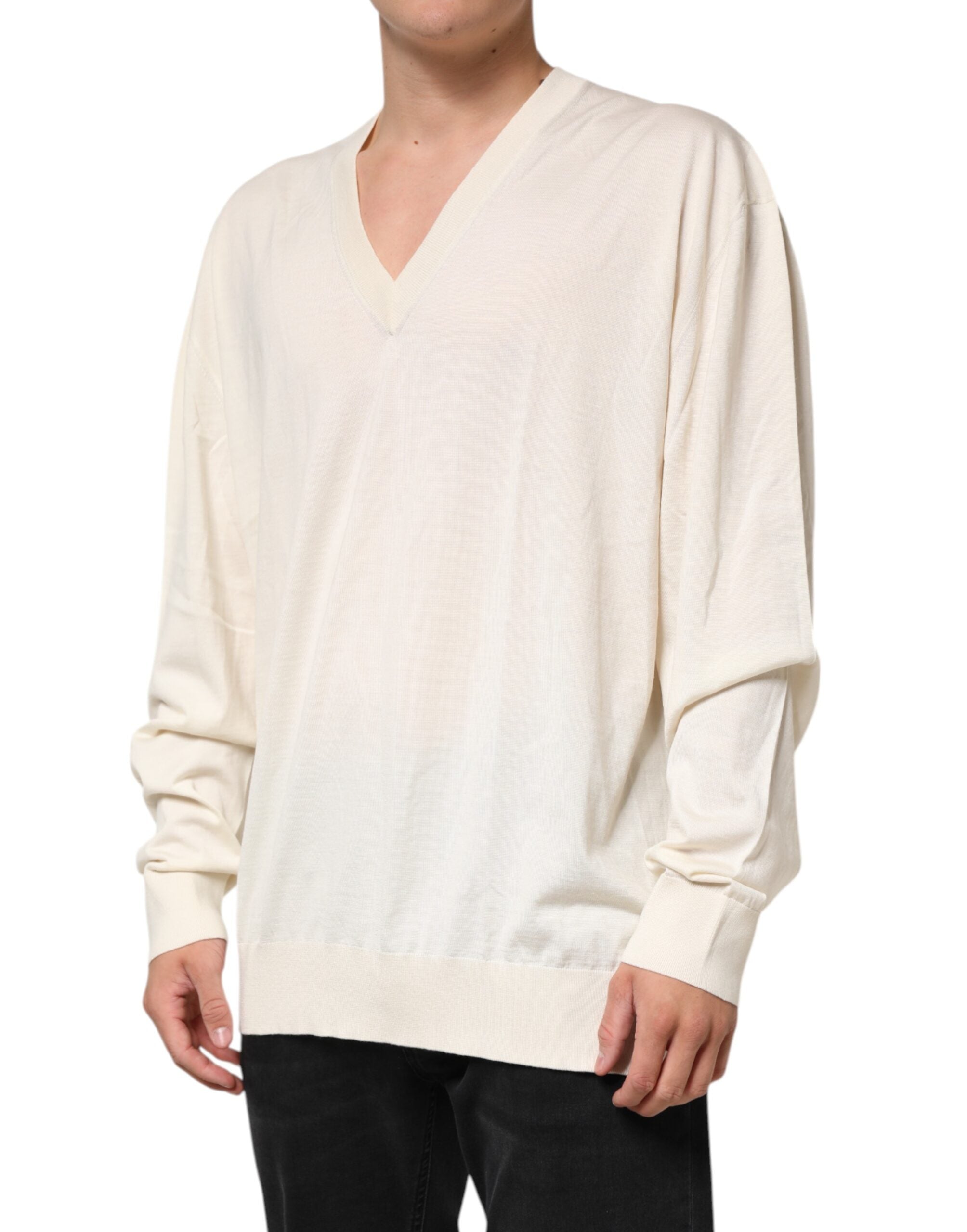 Pull en laine vierge ivoire pour homme Dolce & Gabbana avec encolure en V, doux et élégant, porté ou posé à plat.