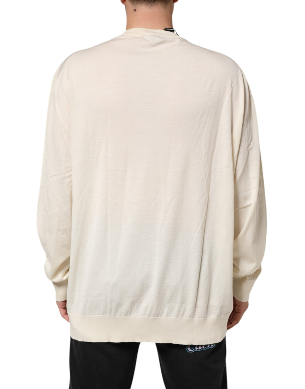 Pull homme en laine vierge ivoire Dolce & Gabbana, col en V, pull en maille élégant et doux, porté sur un mannequin.
