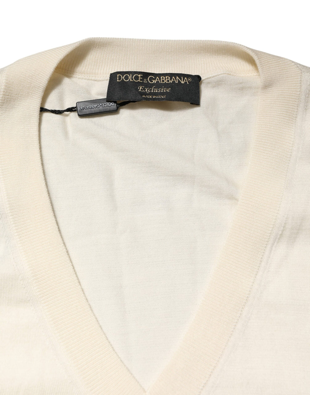 Pull homme en laine vierge ivoire Dolce & Gabbana, col en V, maille douce, style élégant et chaud.