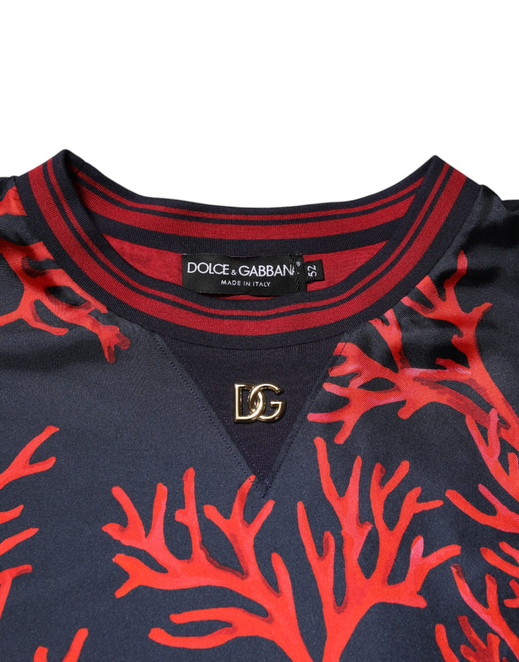 Pull en soie Dolce & Gabbana à motif corail rouge et marine, élégant et confortable, pour un style sophistiqué.