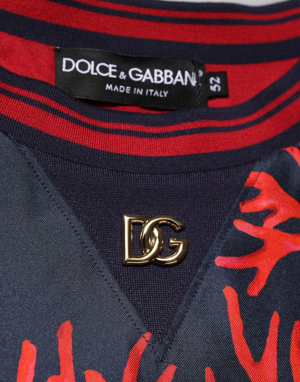 Pull en soie Dolce & Gabbana à imprimé corail rouge et marine, style décontracté et élégant.