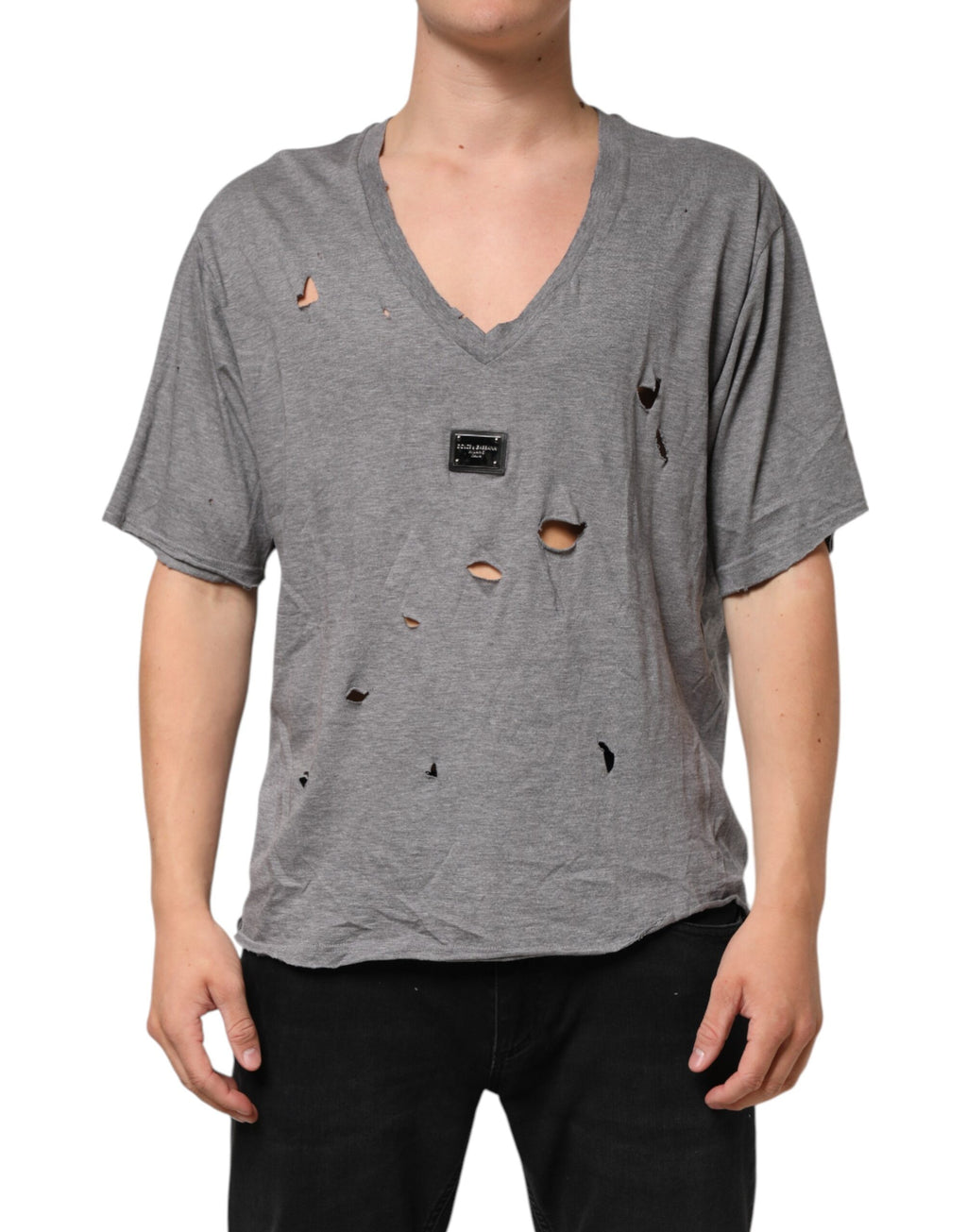 T-shirt homme gris en coton Dolce & Gabbana avec logo déchiré et patch, style décontracté et tendance.