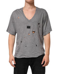 T-shirt homme gris en coton Dolce & Gabbana avec logo déchiré et patch, style décontracté et tendance.