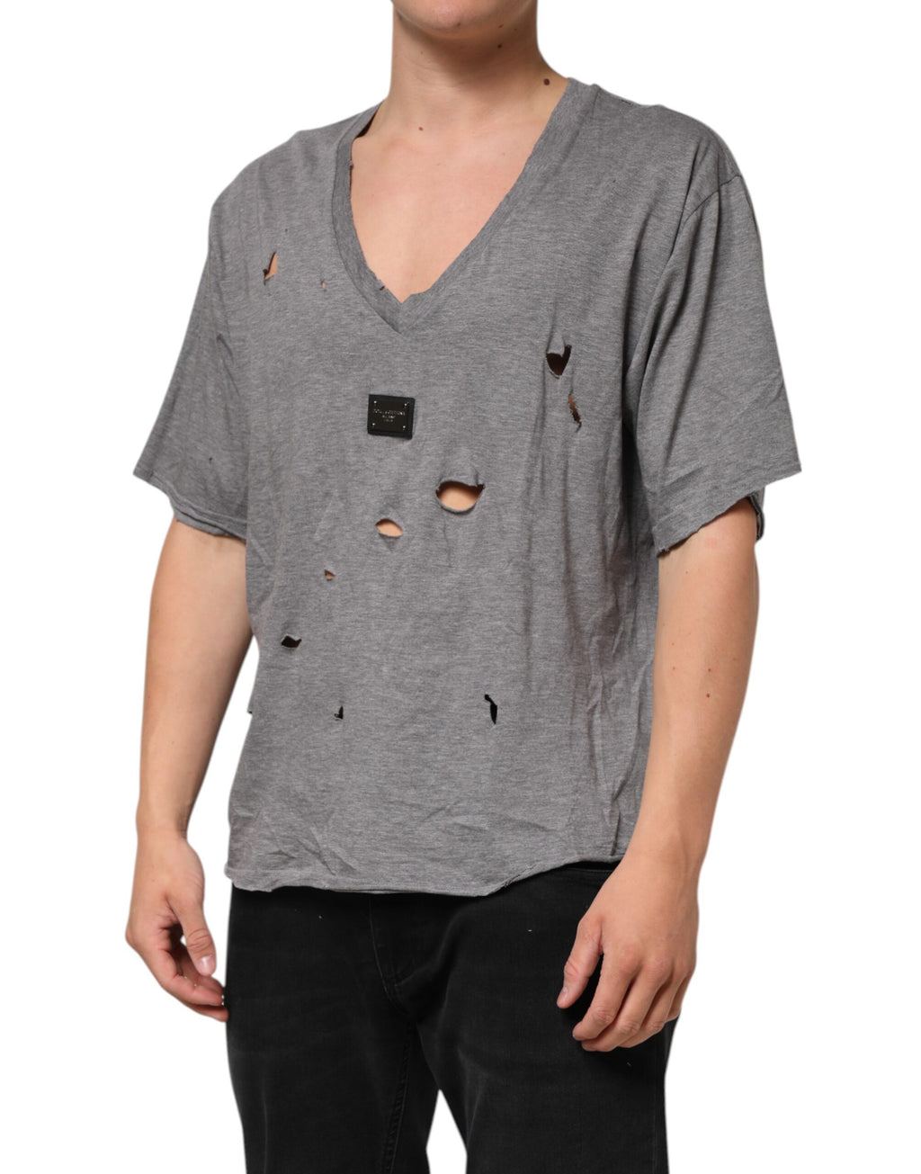 T-shirt gris en coton Dolce & Gabbana pour homme avec logo déchiré et patch, style décontracté et tendance.