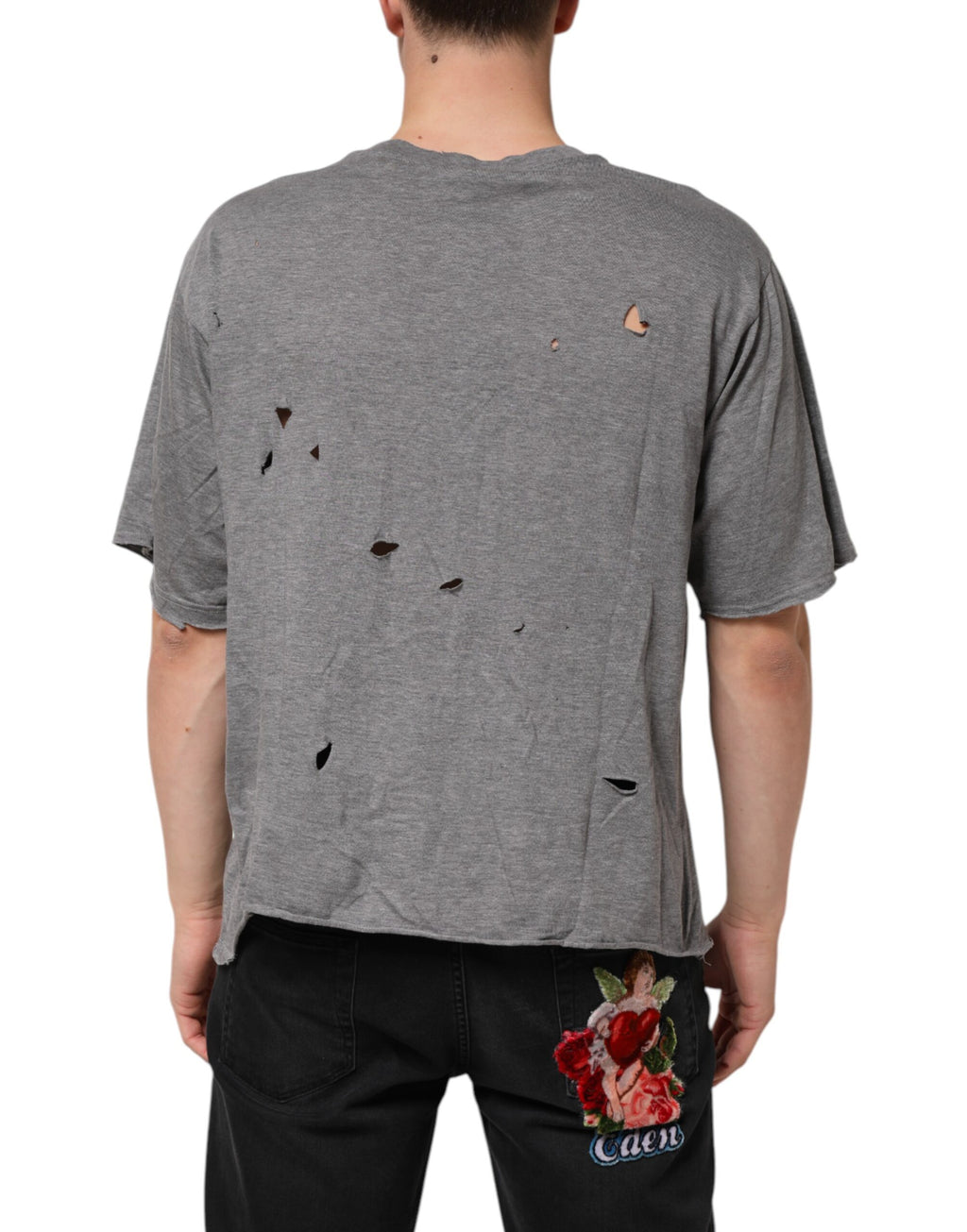 T-shirt gris en coton Dolce & Gabbana pour homme avec logo déchiré et patch, style décontracté et tendance.