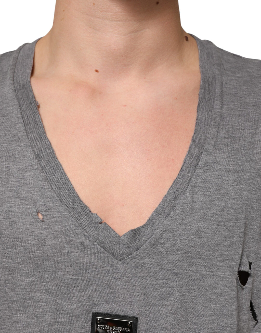 T-shirt pour hommes Dolce & Gabbana gris en coton avec logo déchiré et patch, style décontracté et tendance.