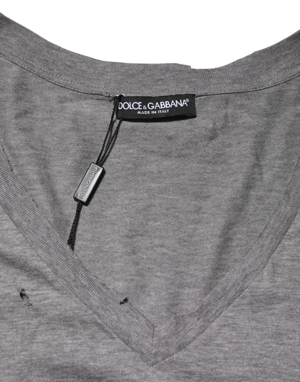 T-shirt gris en coton pour homme Dolce & Gabbana avec logo déchiré et patch, style décontracté et tendance.