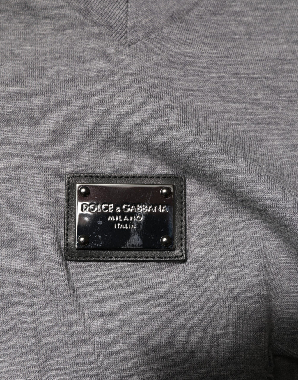 T-shirt homme gris en coton Dolce & Gabbana avec logo déchiré et patch, style décontracté et moderne.