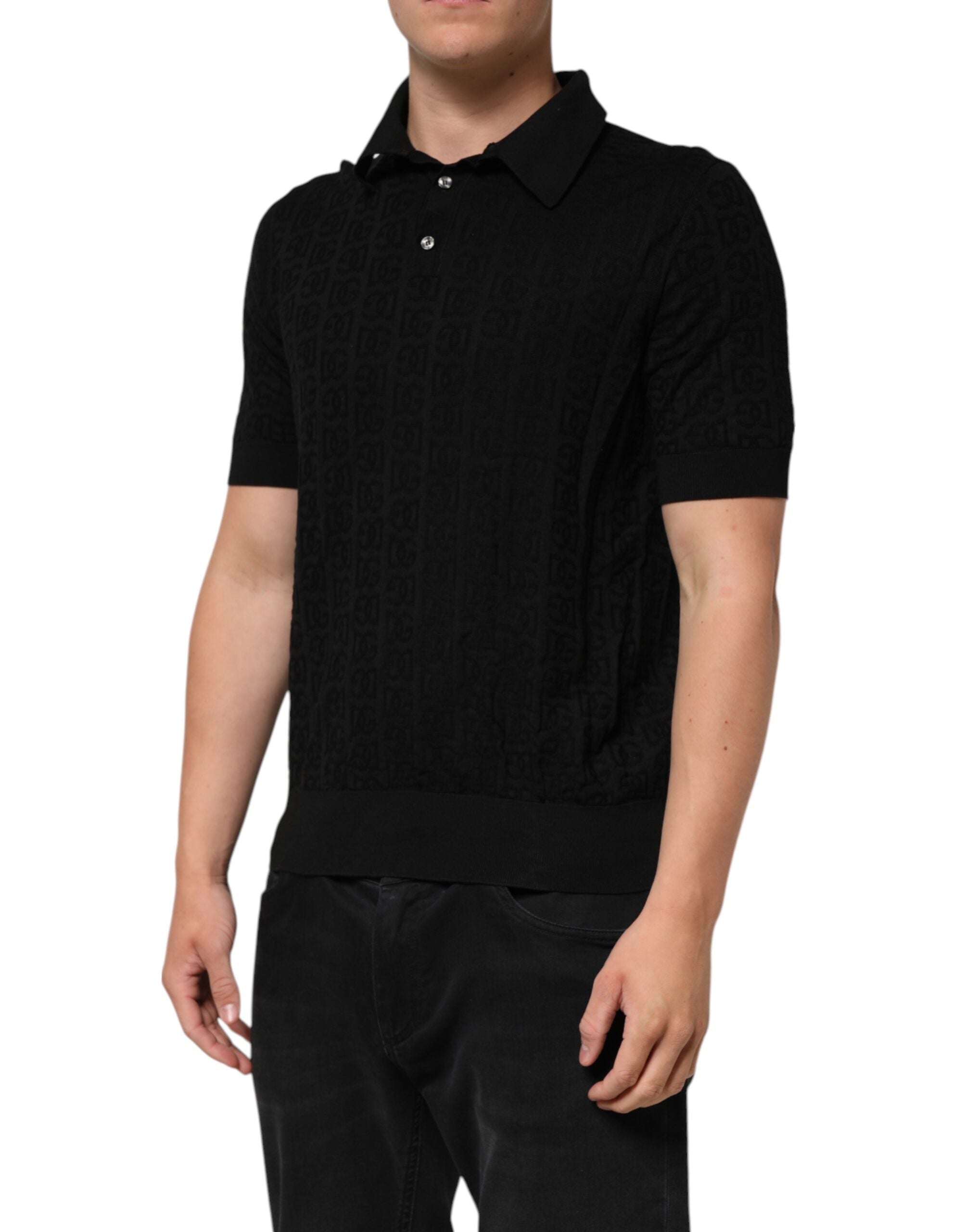 Chemise polo Dolce & Gabbana en soie noire à jacquard, avec logo DG visible sur le tissu.