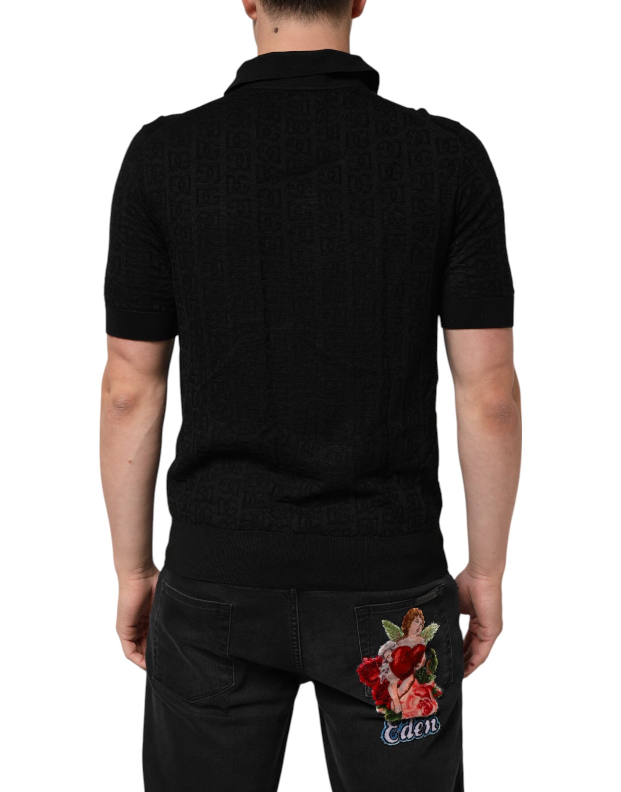 Chemise polo Dolce & Gabbana en jacquard de soie noire, élégante et sophistiquée, visible en détail dans l'image.