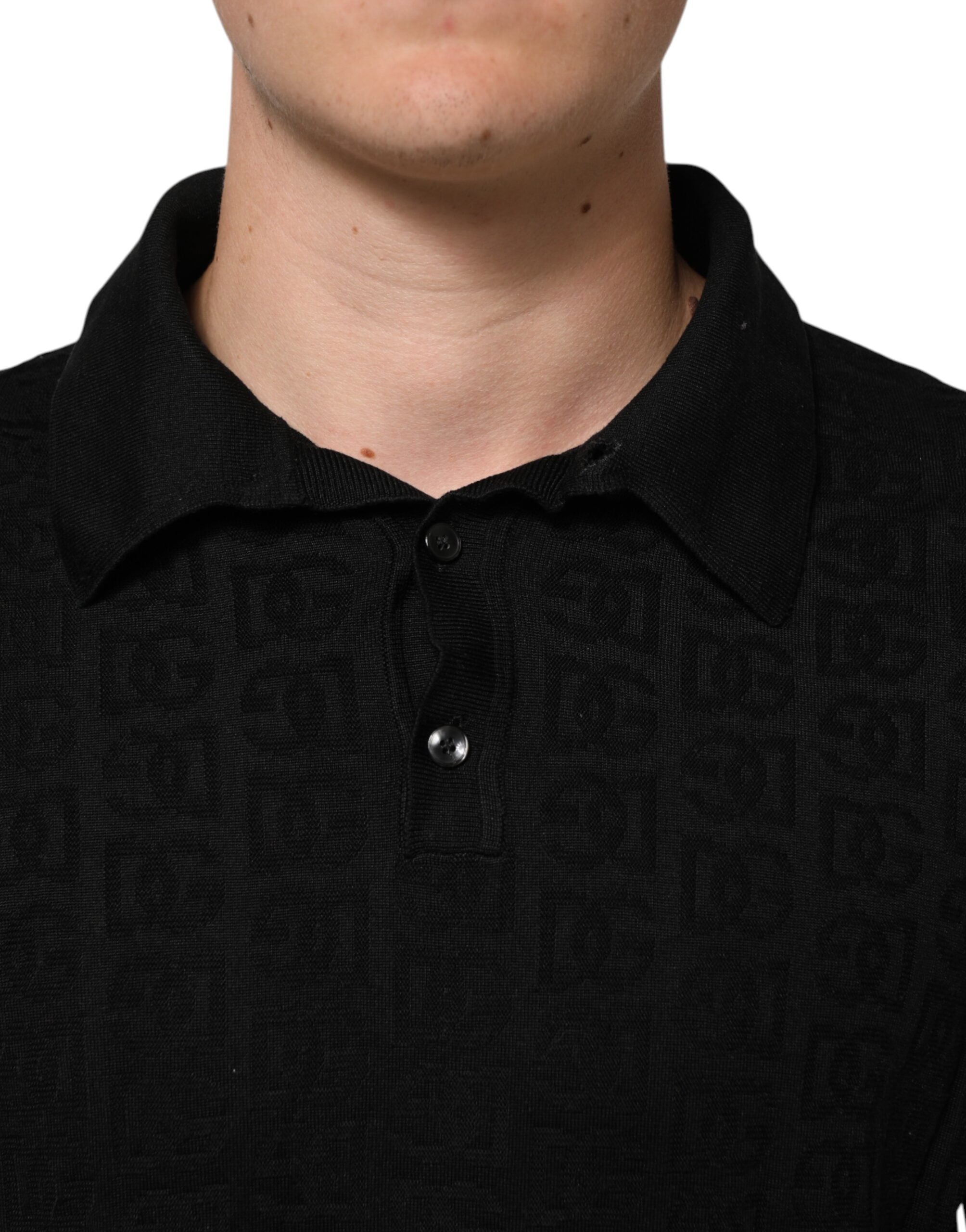 T-shirt polo en soie jacquard noire Dolce & Gabbana avec logo DG visible sur le devant.