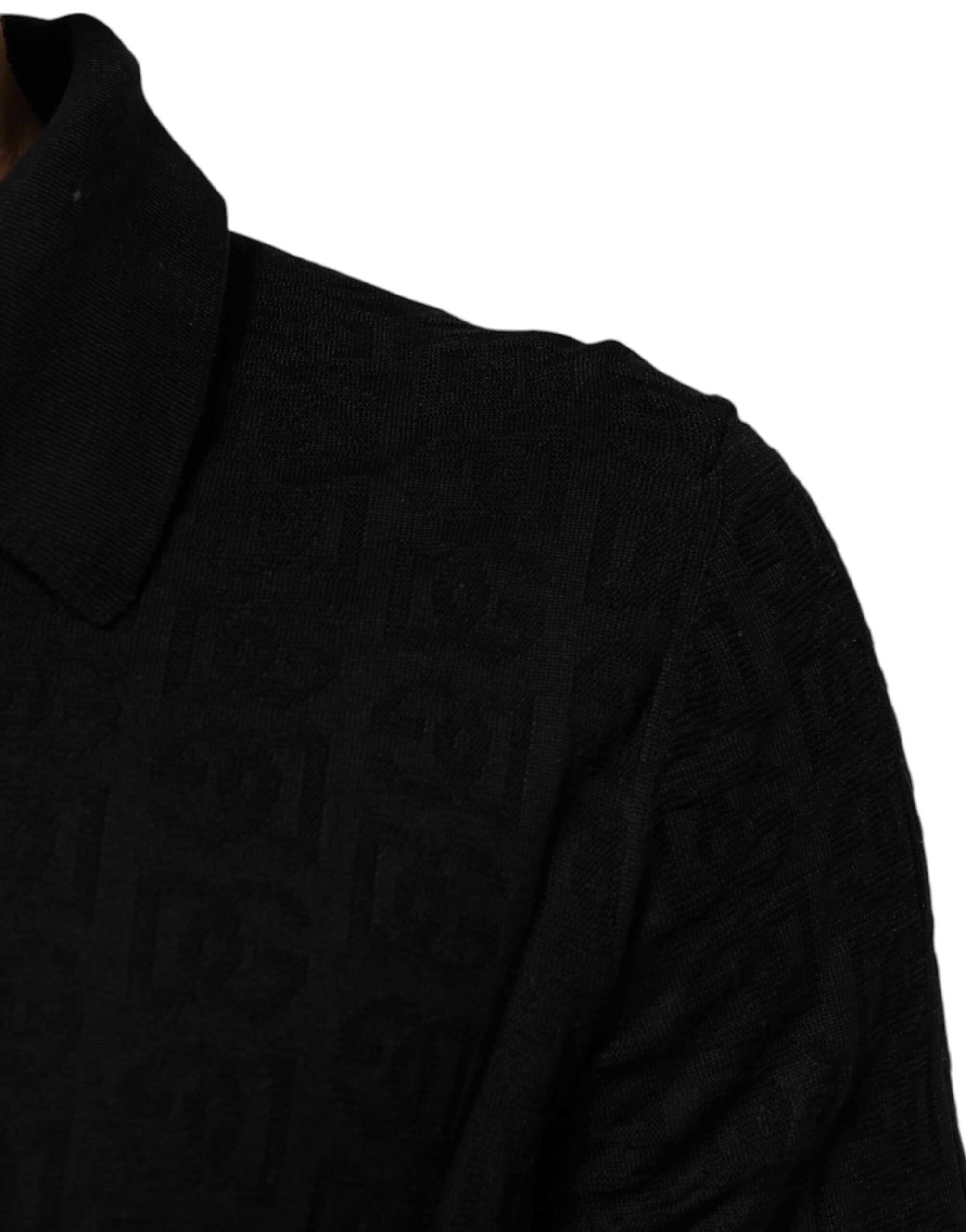 Chemise polo Dolce & Gabbana en jacquard de soie noire, élégante et sophistiquée, visible avec détails du motif en tissu.