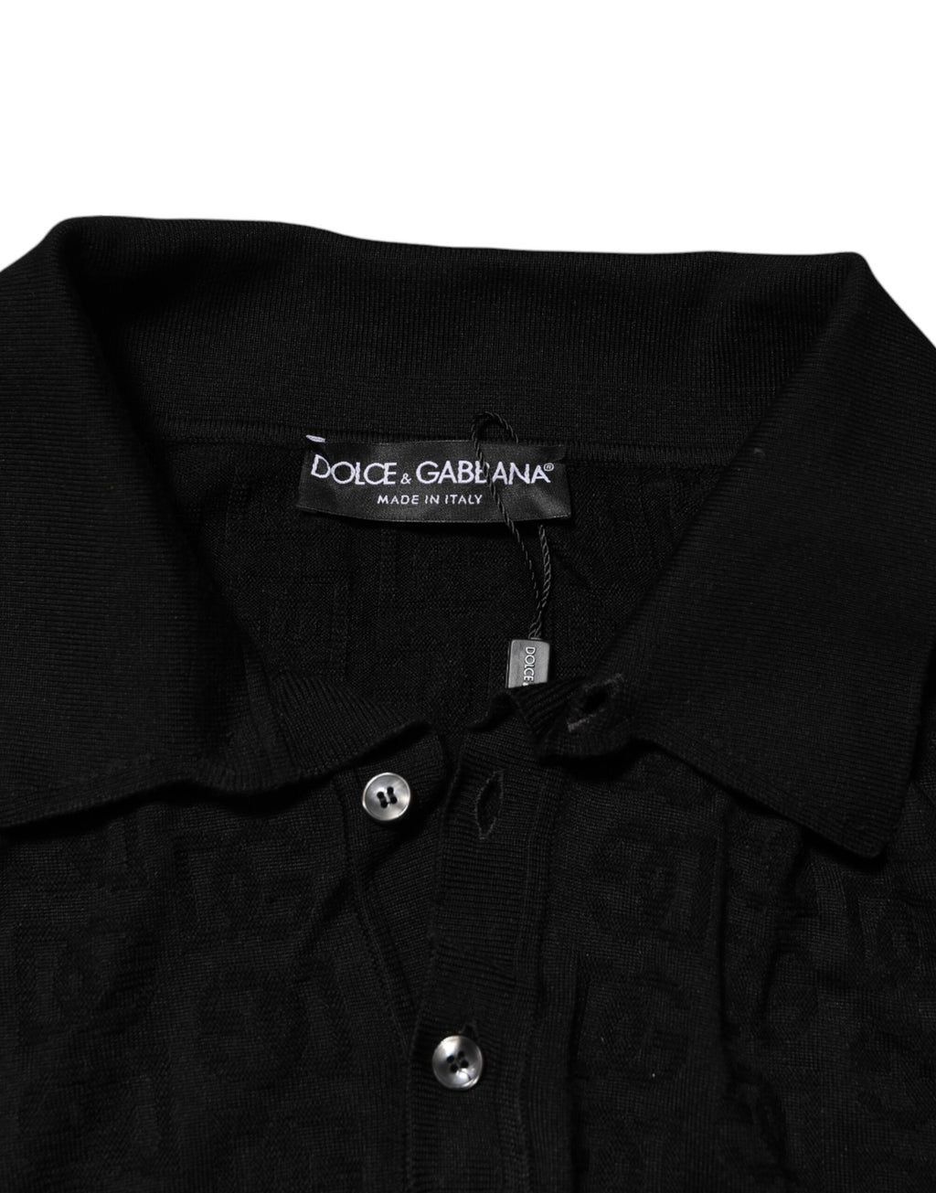 Chemise polo en soie jacquard noire Dolce & Gabbana avec logo DG, élégante et sophistiquée, vue de face.