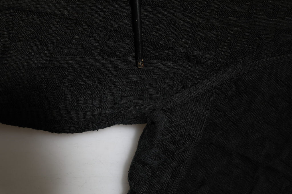 Chemise polo Dolce & Gabbana en jacquard de soie noire, élégante et raffinée, avec logo DG visible sur le tissu.