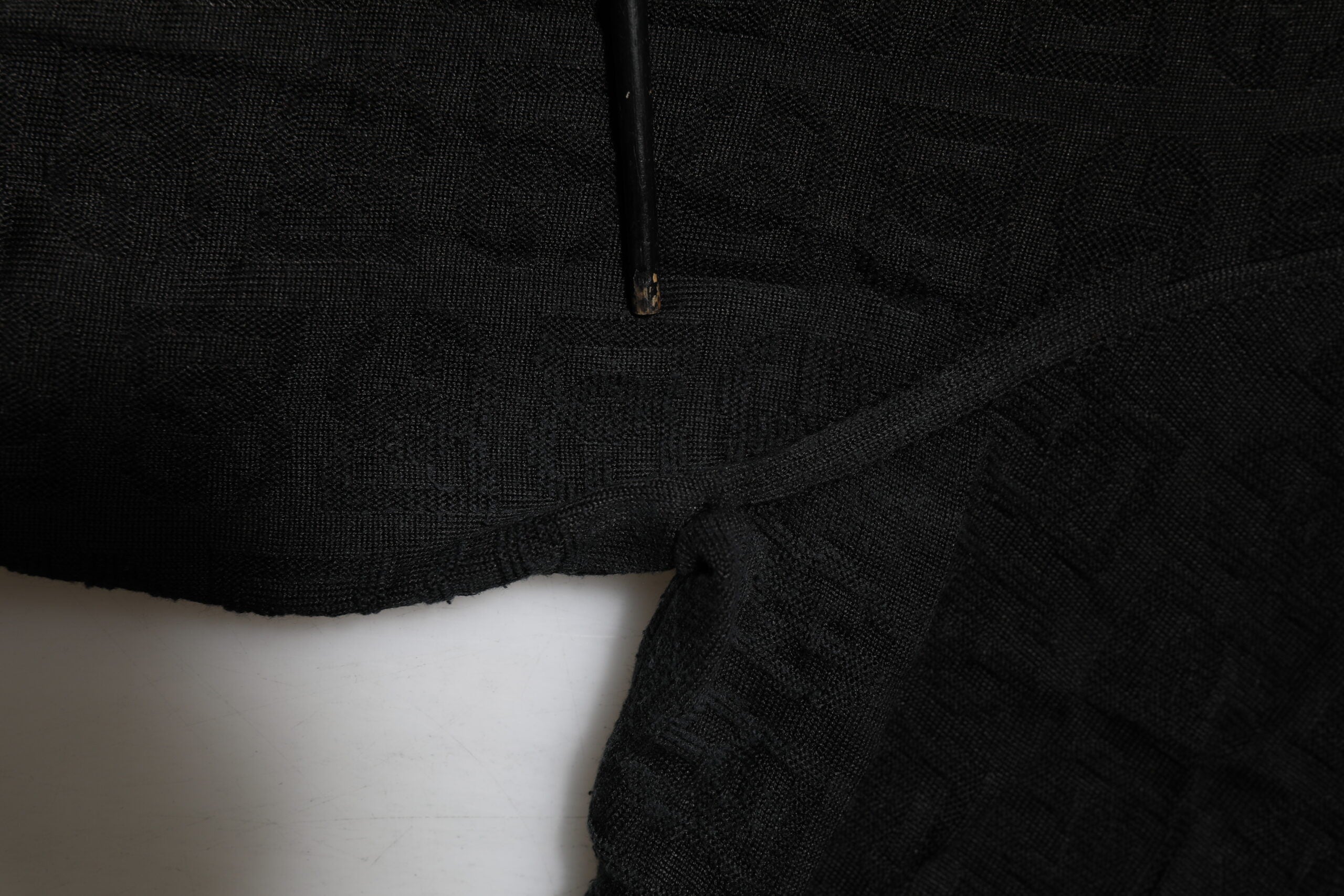 Chemise polo Dolce & Gabbana en jacquard de soie noire, élégante et raffinée, avec logo DG visible sur le tissu.