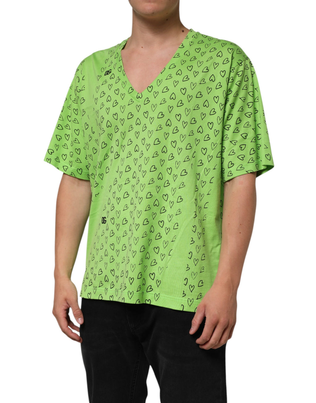 T-shirt vert Dolce & Gabbana à col en V, logo DG et motif cœur imprimé, style décontracté pour homme.