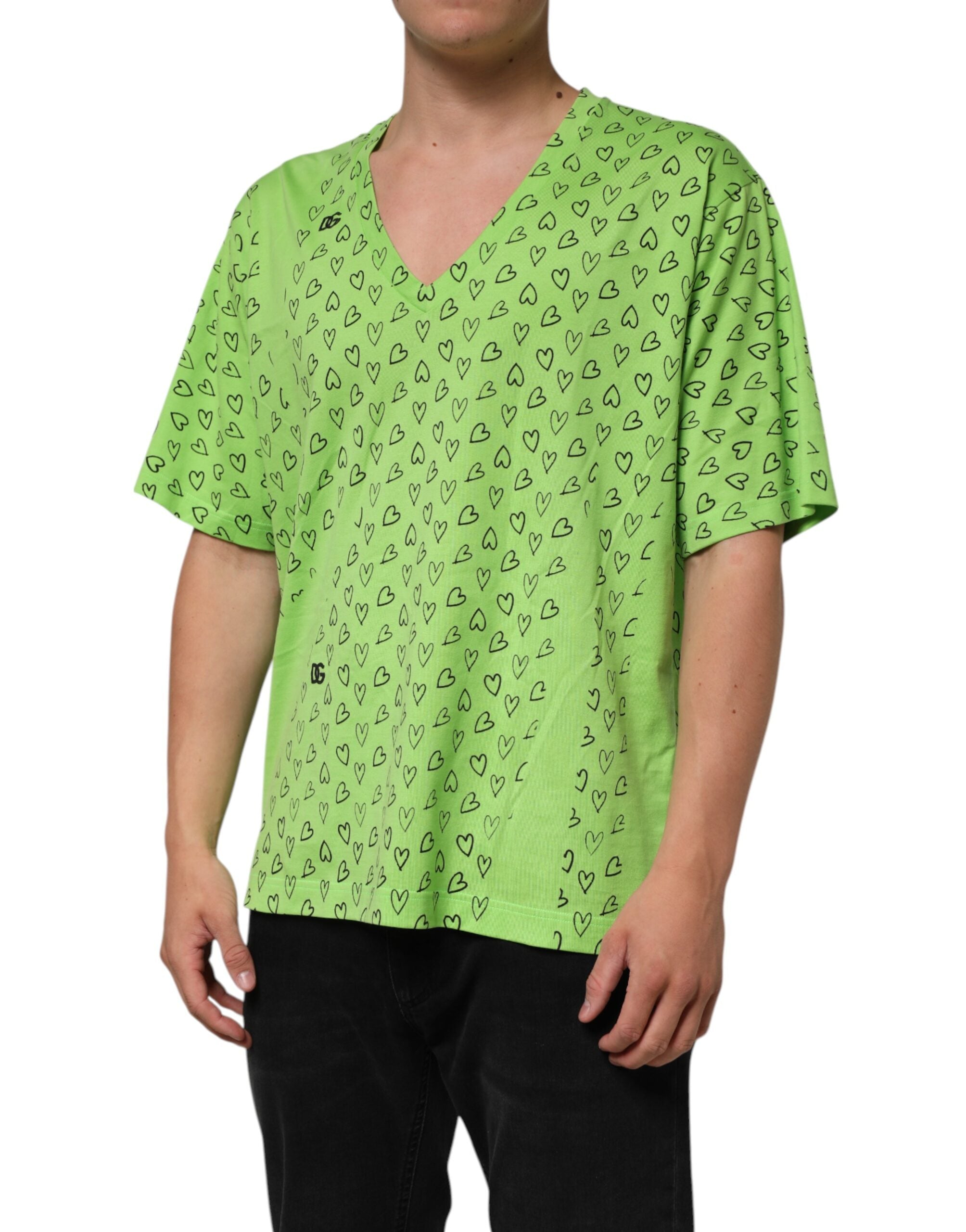 T-shirt vert Dolce & Gabbana à col en V, logo DG et motif cœur imprimé, style décontracté pour homme.